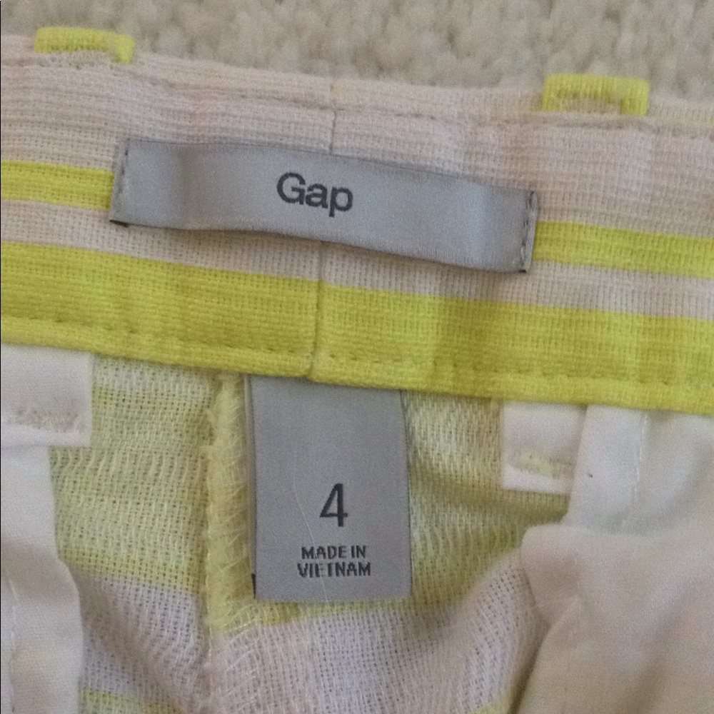 GAP SHORTS SIZE 4 - Picture 3 of 4